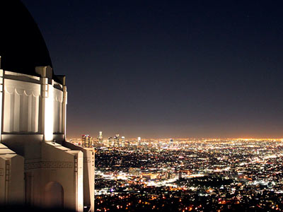 カリフォルニア州、ロサンゼルスにあるグリフィス天文台からの夜景ツアー。オレンジ色にキラキラ輝く光の絨毯を鑑賞